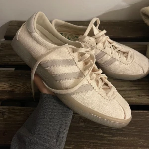 Adidas  - Adidas tobacco skor. Använd endast en gång, fint skick. Naturvit/krämfärgade