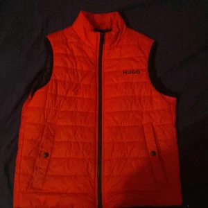 Hugo boss väst  - Hugo boss väst använd ungefär 3 gånger perfekt kvalitet nu pris 1500kr 