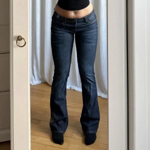 Lågmidjade jeans  - Jättesnygga lågmidjade jeans, köpta på Plick! För långa på mig så trampat lite på dom❣️ 30/34. Dragkedjan fastnar lite men går att dra upp! 