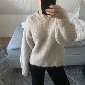 Stickad - Säljer min fina stickade som användts Max 3 grr💕