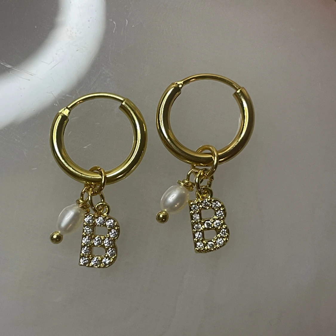 Hoops med Strassbokstav + litenpärla 