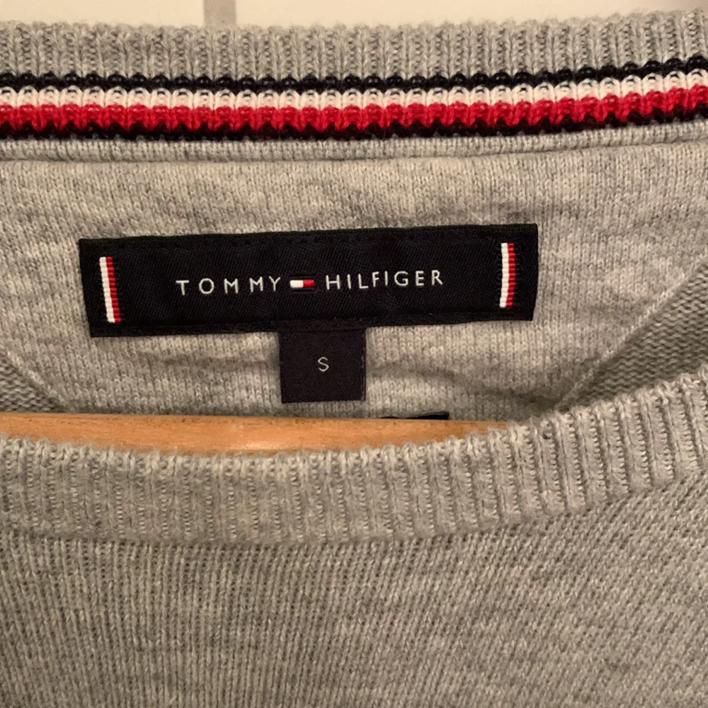 Supersnygg stickad tröja ifrån Tommy hilfiger. Slimmad fit. . Tröjor & Koftor.