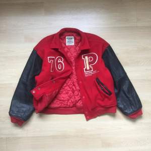 En snygg röd varsity jacka till våren! Storlek Medium o köpt på grailed några år tillbaks. Sparsamt använd och i väldigt fint skick!