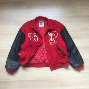 Röd Varsity jacka! - En snygg röd varsity jacka till våren! Storlek Medium o köpt på grailed några år tillbaks. Sparsamt använd och i väldigt fint skick!