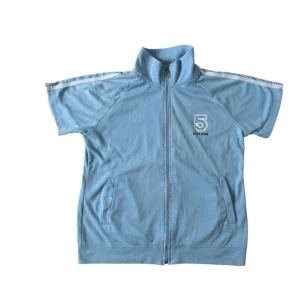 Zip up - Nopprig och har en liten fläck syns på sista bilden. Storlek XXL men sitter som en M. Kontakta vid intresse <3