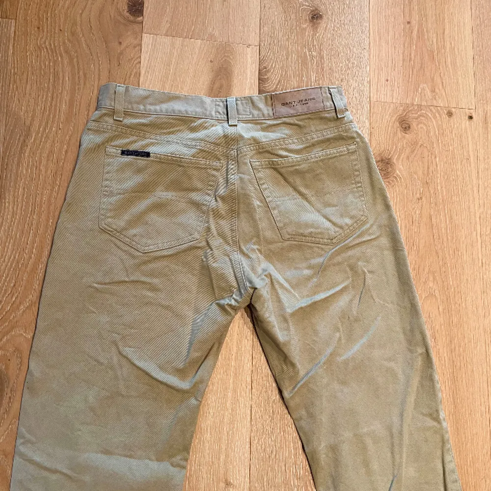 Beige Gant byxor/jeans storlek 32/34. Använt men bra skicka. Ända defekten är att Gant loggan saknas längs bak vid midjan eftersom den skavde lite. Jeans & Byxor.