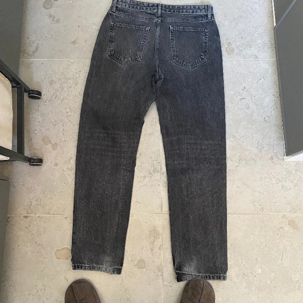 Slutsålda stentvättade zara jeans Knappt använda Mörkgrå Strl 31. Jeans & Byxor.