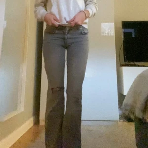 Lågmidjade jeans!! - väldigt snygga lågmidjade jeans som säljs pga att de inte kommer till användning. Hör av dig vid frågor! Innerbenslängd: 82cm, Midjemått: 37cm rakt över 💞💞