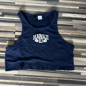 Linne - Ett kort marinblått linne. Säljs då den inte passar mig längre. Hör av er vid eventuella frågor🌸