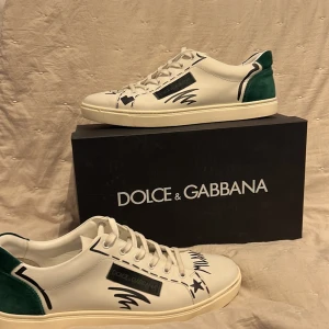 Dolce & gabbana - Ett par riktigt snygga och nästan oanvända dolce & Gabbana skor. De är i 8/10 skick och kommer vara väldigt snygga under våren sommaren och hösten. Endast box finns, nypris 495 euro, köpta från vesataire. Kom PM vid vilka som helst frågor!😁