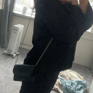 Axel väska  - Jag vet tyvärr inte vart den är ifrån därför säljer jag den lite billigare än tänkt! 