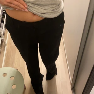 Svarta Low Waist Kostymbyxor - Sjukt snygga svarta lågmidjade kostymbyxor från GinaTricot, som tyvärr är alldeles för långa för mig som är 1.60, slits längst ner, väldigt fint skick💓 pris kan absolut diskuteras, hör gärna av er innan ”köp nu”