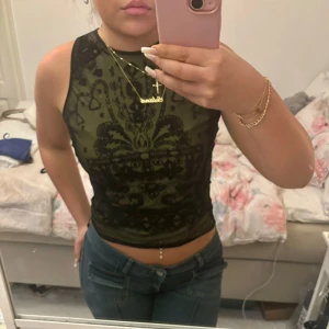 Topp!! - Jätte snyggt y2k linne. Köptes second hand för 130kr. Står ej storlek men skulle tro S.🫶🫶