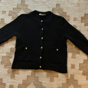 Tröja zara  - Slöjden denna svarta tröja från zara med guldknappar i storlek S. Så snygga inga defekter. Köparen står för frakt (58kr spårbar) och plagget är kvar så länge det inte står ”såld”!🖤🖤🖤
