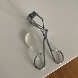 Vanlig ögonfransböjare  - Ögonfransböjare i ett väldigt fint skick. Använd 1 eller 2 gånger. Fräsch.  Priset kan diskuteras om man vill! Ny pris var 199 kr