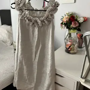 Säljer denna fina vintage klänning som endast är använd få gånger, storlek S!!🤍