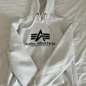 En hoodie från Alpha industries som är använd ca 10 gånger. Det finns en liten defekt (se bild 2), men det är inget som syns från håll och kan säkert gå bort om man ger det lite tid och skubbar.  Stl L men passar även M. Ny pris 1000