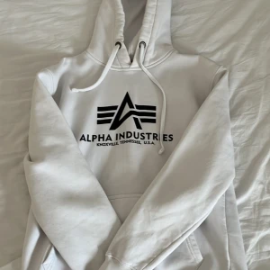 Alpha industries hoodie - En hoodie från Alpha industries som är använd ca 10 gånger. Det finns en liten defekt (se bild 2), men det är inget som syns från håll och kan säkert gå bort om man ger det lite tid och skubbar.  Stl L men passar även M. Ny pris 1000