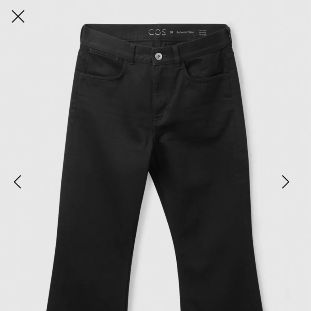 Säljer dessa fina svarta jeans från cos pga att de är för stora. Ungefär mid waist på mig. Några få slitningar men inte något som märks när man har på sig dem. . Jeans & Byxor.