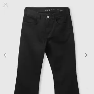 Säljer dessa fina svarta jeans från cos pga att de är för stora. Ungefär mid waist på mig. Några få slitningar men inte något som märks när man har på sig dem. 