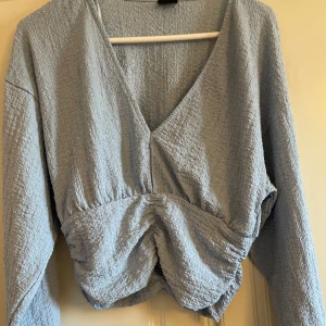 Blus från Gina tricot - Ljusblå blus från Gina tricot , storlek S säljs nu för 79 kr och är i nyskick