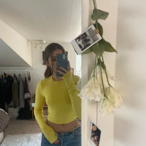 Weekday top - Gul top från weekday i storlek S. (använd några gånger)