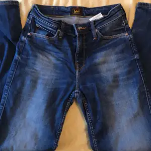 Jättesnygga straight Lee jeans ganska midwaist med super snygg blue-washed färg. Innerbenslängden är 73 cm och ungefär 30 cm tvärs över midjan. Pris kan diskuteras!💗finns en liten svart fläck på vänstra knät men syns inte så mycket