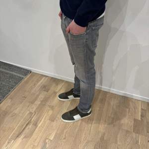 Tja! Säljer ett par Jacob Cohen jeans i storlek 33 | Modellen på bild är ca 185 | Nypris runt 5000 | Svarar gärna på frågor eller om du vill ha fler bilder!🇮🇹👖