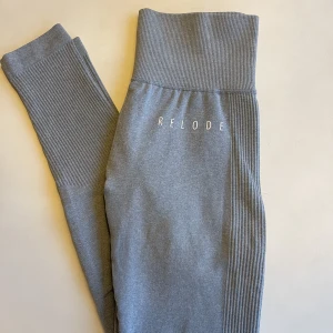 Tights från relode - Slutsålda slipstream seamless tights från relode i ljus blå/grå färg🩵 Storlek XS men passar även en S!