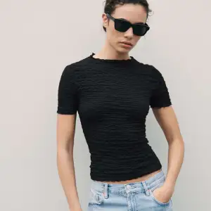 Söker denna toppen! En strukturerad svart t-shirt från Zara, helst i stl S!💕
