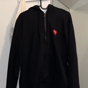 Ami paris zip tröja - En 10/10 kvalite ami paris play tröja köpt för 4 lax men pris kan diskuteras, helt ny men gör stor för mig 