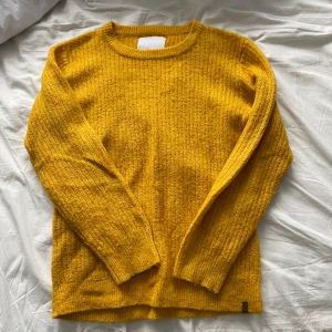 Stickad tröja🧡 - En ungefär senapsgul stickad tröja🧡 storleken är 160. Inga skador eller hål, använd 1 gång. Från lager 157⭐️