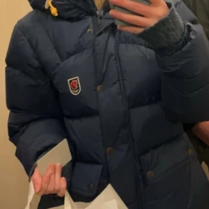 Fjällräven jacka - Jag säljer nu min fjällräven jacka som är använd ungefär halva vintern :) köpte i december i butik. Den är i färgen navy i storlek S, passar även XS. Hör av er för fler bilder eller intresse ☺️