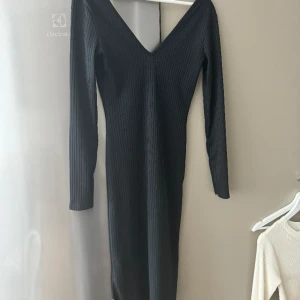 Gina Tricot Klänning  - Ribbad midiklänning från Ginatricot, v-ringad både fram och bak. Använd 2 gånger, så är i nyskick.