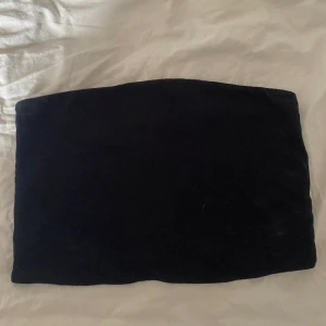 Bandeau topp  - Säljer denna svarta bandeau topp ifrån stradivarius då det inte längre kommer till någon användning. Liten i storleken.