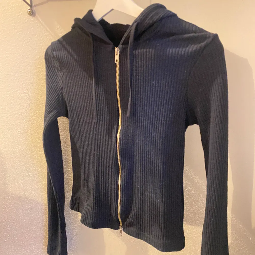 Marinblå ribbad tröja med zip, använd fåtal gånger!. Tröjor & Koftor.