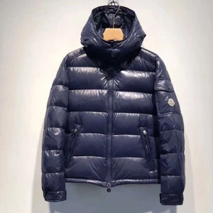 Marinblå maya jacka - Säljer en marinblå maya jacka från moncler. Osäker på om den är äkta eller ej då den är ganska gammal samt köpt second hand. Köpt för 5000 men säljer för 2000 då den är i användt skick🫶 Bilderna är LÅNADE, så kom privat för egna❤️ 