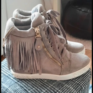 Frans skor - Jätte snygga ”boots/sneakers” med en liten klack💗💗lite gulnade på höger sko vid sulan fram men det är ingenting man tänker på💗pris kan diskuteras 