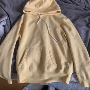 Polo hoodie - Tjena säljer min kofta som jag köpte 2 månader sen har inte använt den som jag trodde jag skulle använda den betalade 1799kr från room i Emporia i malmö Den är storlek Small kan sänka pris vid snabb affär