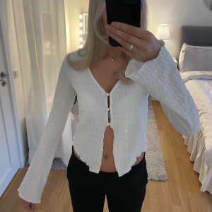 Vit topp - Fin långärmad topp med tre knappar. Den är i nyskick då den inte är använd🤍