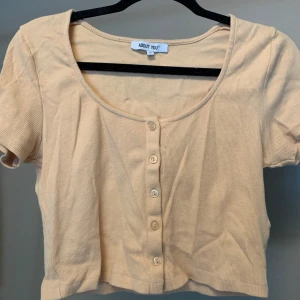 Topp - Topp från about you.  Färgen stämmer mer på bild två där du ser märket 