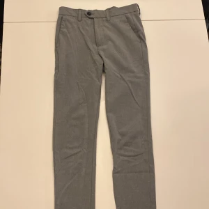 Jack&Jones kostymbyxor  - Storlek W27” L30” Uppskrapat märke på höger knä (Bild 3)