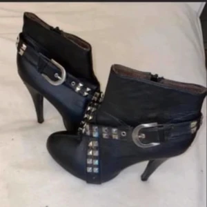 Klackskor  - Svarta klackskor med detaljer, använda ett år gånger men fortfarande bra skick