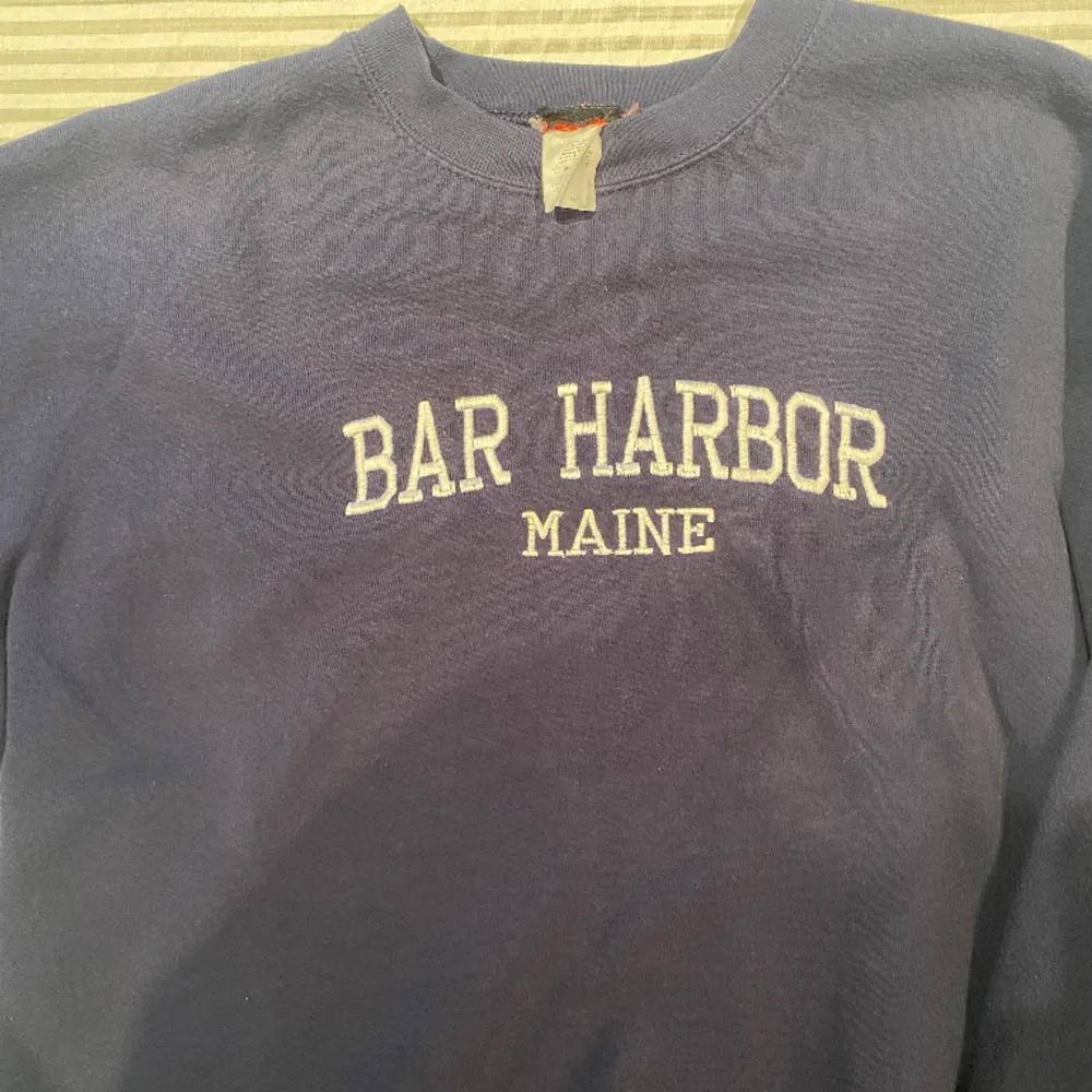 Vintage mörkblå sweatshirt med märknig Bar Harbor Maine. Min brors gamla tröja, skriv om du har några frågor. Hoodies.