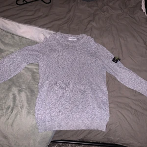 Stone island crewneck - Storlek 170/14y Toppen skick Säljs pga för liten Nypris 2500 Qr finns ej pga äldre modell men den är självklart äkta, serienumret finns me på bild så de är bara att kolla om ni vill🙂 