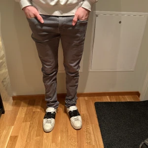 Replay anbass jeans  - Säljer nu dessa sjukt snygga replay Anbass jeans | skick 9/10 | ny pris 1800 kr | mitt pris 649 kr | Hör av dig vid lilla minsta fundering 🤝😁