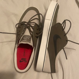 Nike sb zoom janoski og - Beige och grå sällsynta skor som är svåra att få tag i säljer jag nu som har legat oanvända i ungefär 5 år. Storlek 42,5 us9 uk8 