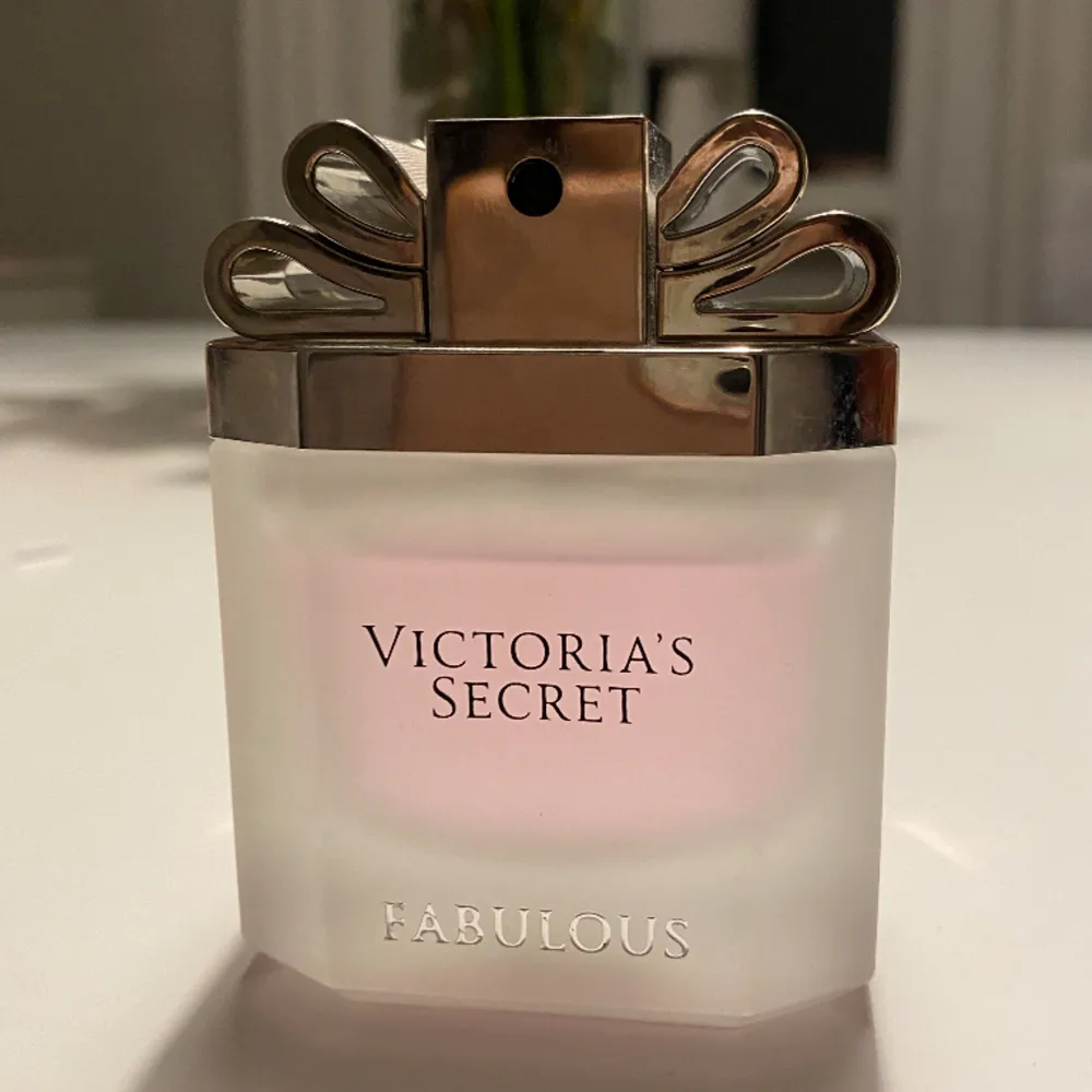 Victoria's Secret Fabulous parfym.  Blommig fräsch doft. Toppnoterna är viol och söt aprikos, underton av mysk, vanilj och sandelträ.  Nypris 700 kr. Nästan full, bild två  visar  hur mycket det. Övrigt.