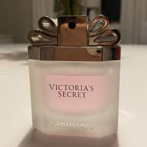 Victoria's Secret Fabulous parfym.  Blommig fräsch doft. Toppnoterna är viol och söt aprikos, underton av mysk, vanilj och sandelträ.  Nypris 700 kr. Nästan full, bild två  visar  hur mycket det