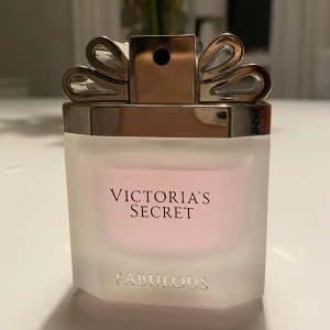 Victoria's Secret Fabulous parfym  - Victoria's Secret Fabulous parfym.  Blommig fräsch doft. Toppnoterna är viol och söt aprikos, underton av mysk, vanilj och sandelträ.  Nypris 700 kr. Nästan full, bild två  visar  hur mycket det